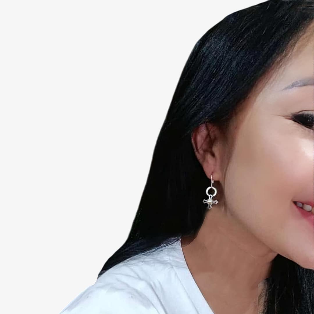 METAL + P SIGN LB G'STONE DROP EARRINGS (925 Freshwater Pearl) - Image 4